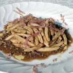 Maccheroni bobbiesi con ragù di pasta di salame con Julienne di Salame Piacentino DOP
